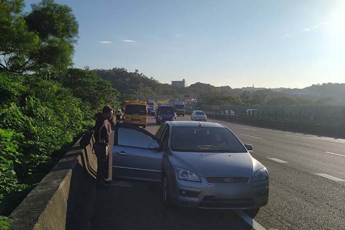 新竹高速公路救援拖吊-北97.7爬坡道故障車排除