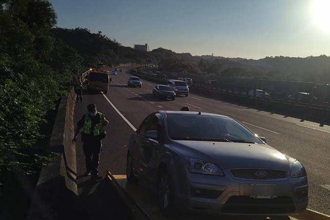 新竹高速公路救援拖吊-北97.7爬坡道故障車排除