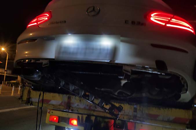 新竹高速公路救援拖吊-國三北97車輛撞擊散落物造成車輛損壞