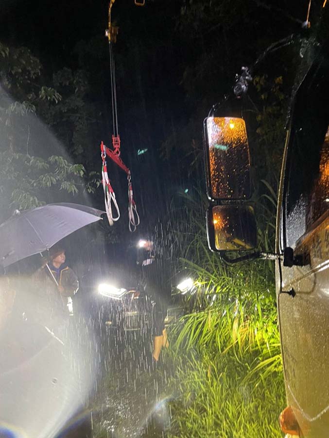新竹尖石道路救援拖吊-尖石車輛陷土排除