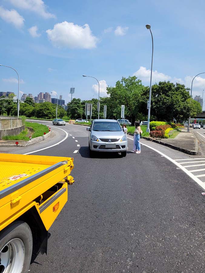 新竹高速公路救援拖吊-竹北交流道南下出口閘道故障車拖吊