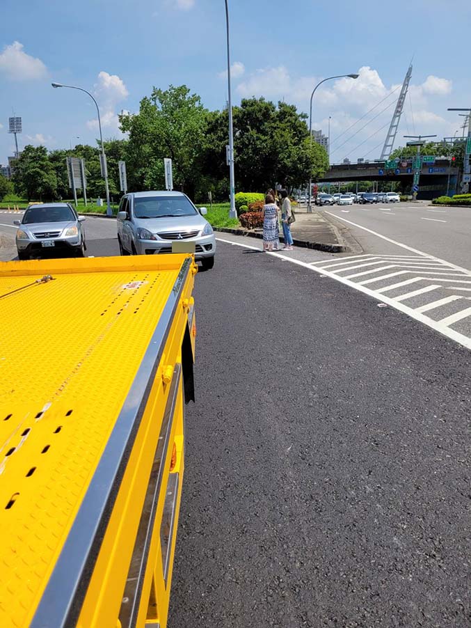 新竹高速公路救援拖吊-竹北交流道南下出口閘道故障車拖吊