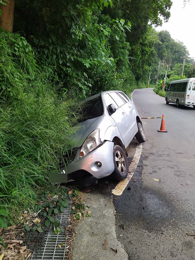 新竹竹東道路救援拖吊-竹東五峰車輛陷溝拖吊排除