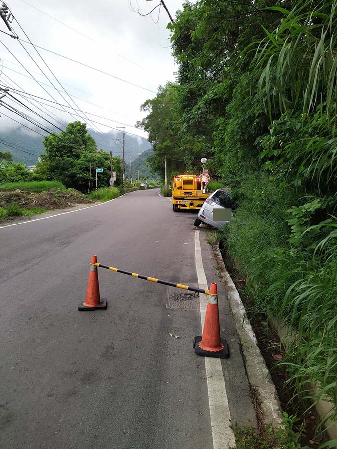 新竹竹東道路救援拖吊-竹東五峰車輛陷溝拖吊排除