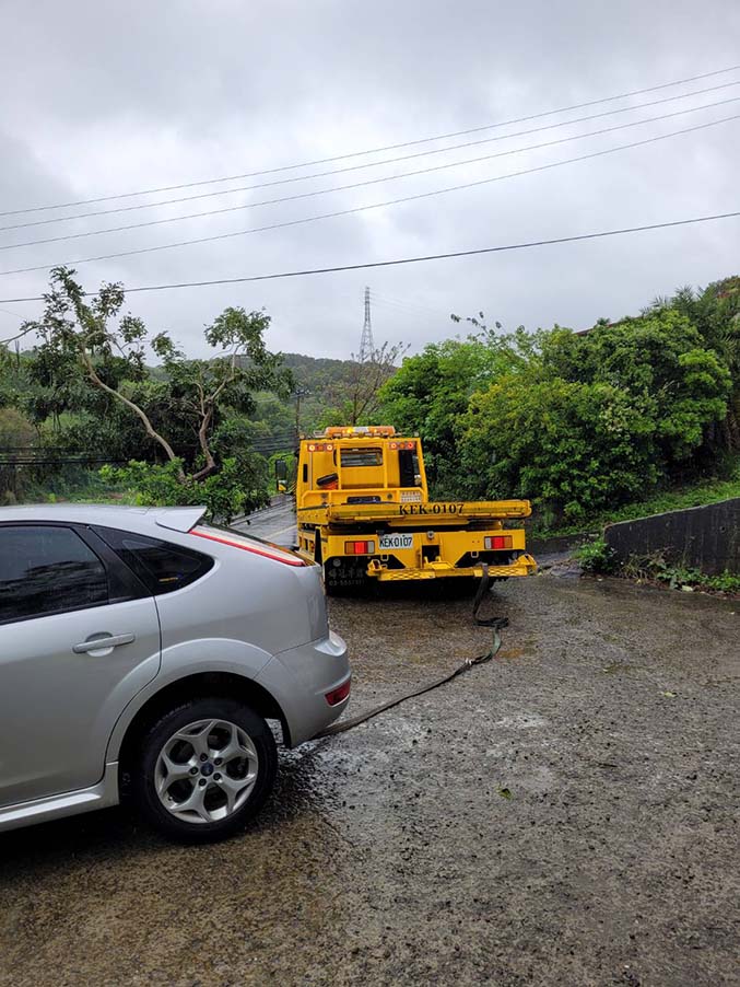 新竹香山道路救援拖吊-香山車輛陷泥濘排除