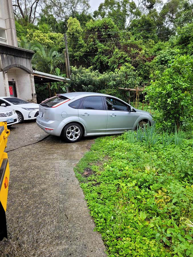 新竹竹東道路救援拖吊-香山車輛陷泥濘排除
