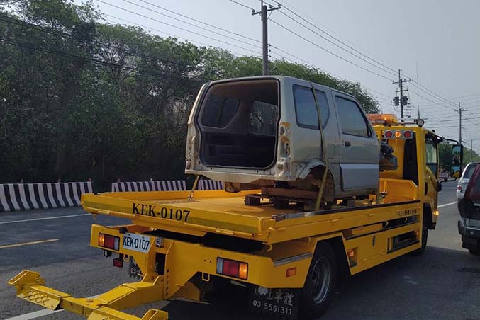 新竹車輛運送-從雲林載毀損車殼回新竹