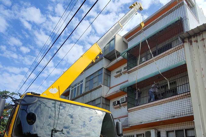 新竹吊車-鐵窗吊掛作業