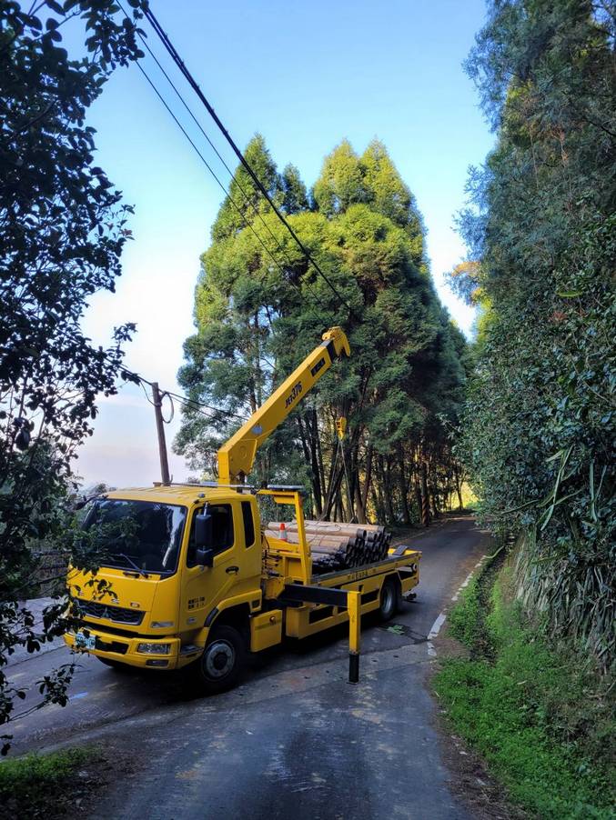 新竹吊車-山區水管吊掛運送