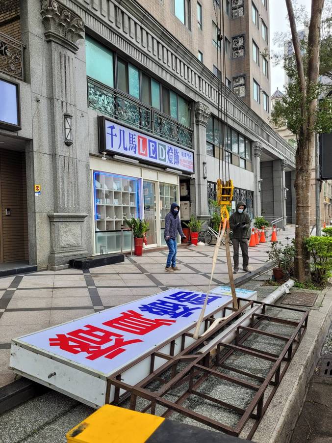 龍潭招牌掉落，協助吊掛山區水管吊掛運送