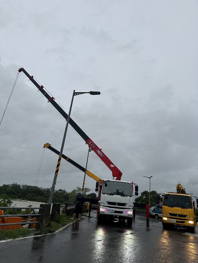 新竹吊車-凱米颱風吊掛救援