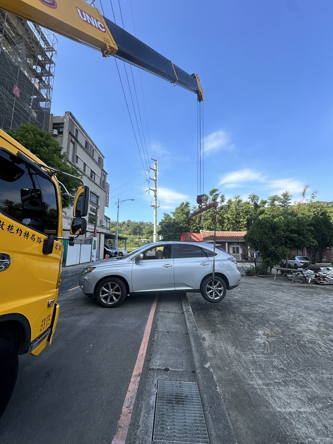 新竹吊車-竹北車輛掉溝 吊桿作業