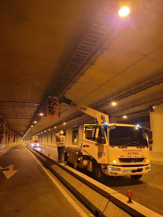 新竹吊車-新竹鳳鼻隧道吊籠作業
