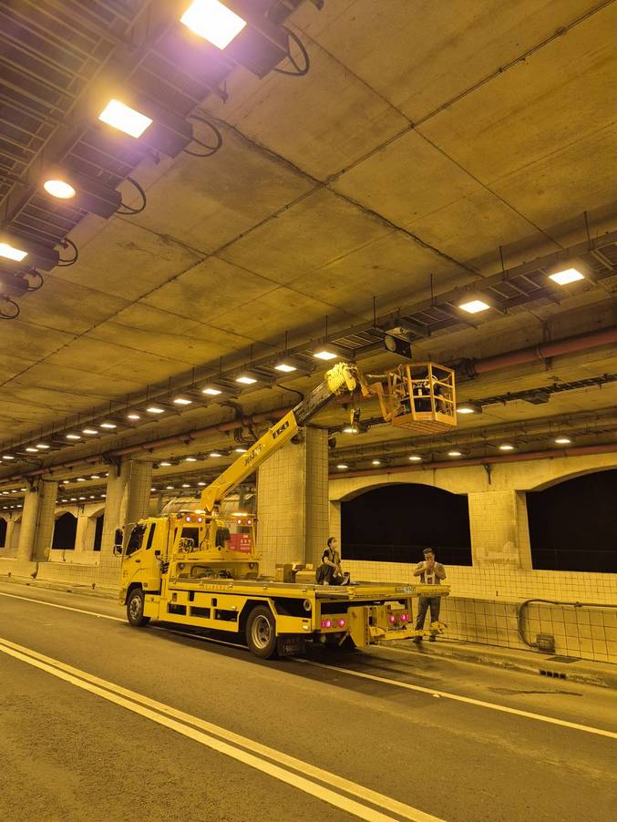 新竹吊車-關西統一渡假村外牆吊籠作業